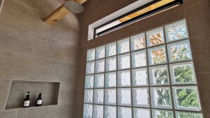 Căn hộ tiện nghi đơn giản | Phòng tắm | Buồng tắm vòi sen, khăn tắm 