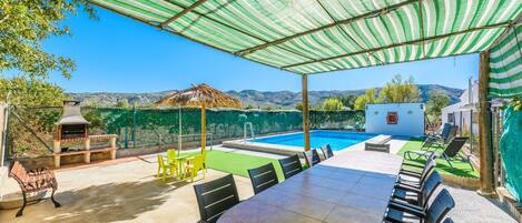 تناول الطعام بالخارج