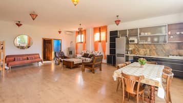 Télévision, cheminée, chaßne hi-fi