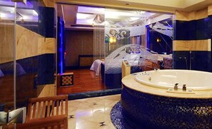 Standard dubbelrum | Badrum | Badkar och dusch, bubbelbadkar, regndusch och gratis toalettartiklar