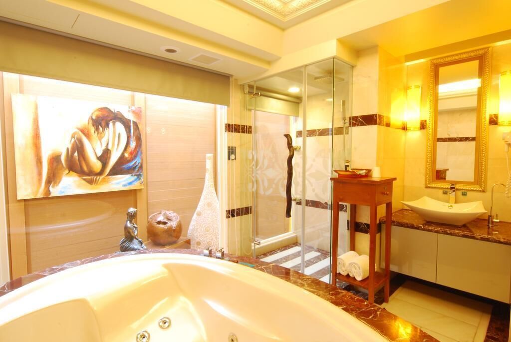 Elite Double Room | Bathroom | Separate tub and shower, jetted tub, rainfall showerhead