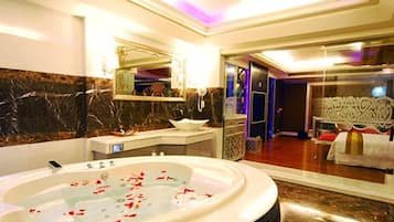 Habitación doble Deluxe | Baño | Tina y regadera independientes y tina de hidromasaje