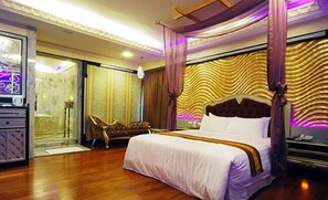 Soundproofing, rollaway beds, free WiFi, bed sheets - Mucha Motel (Kaohsiung)