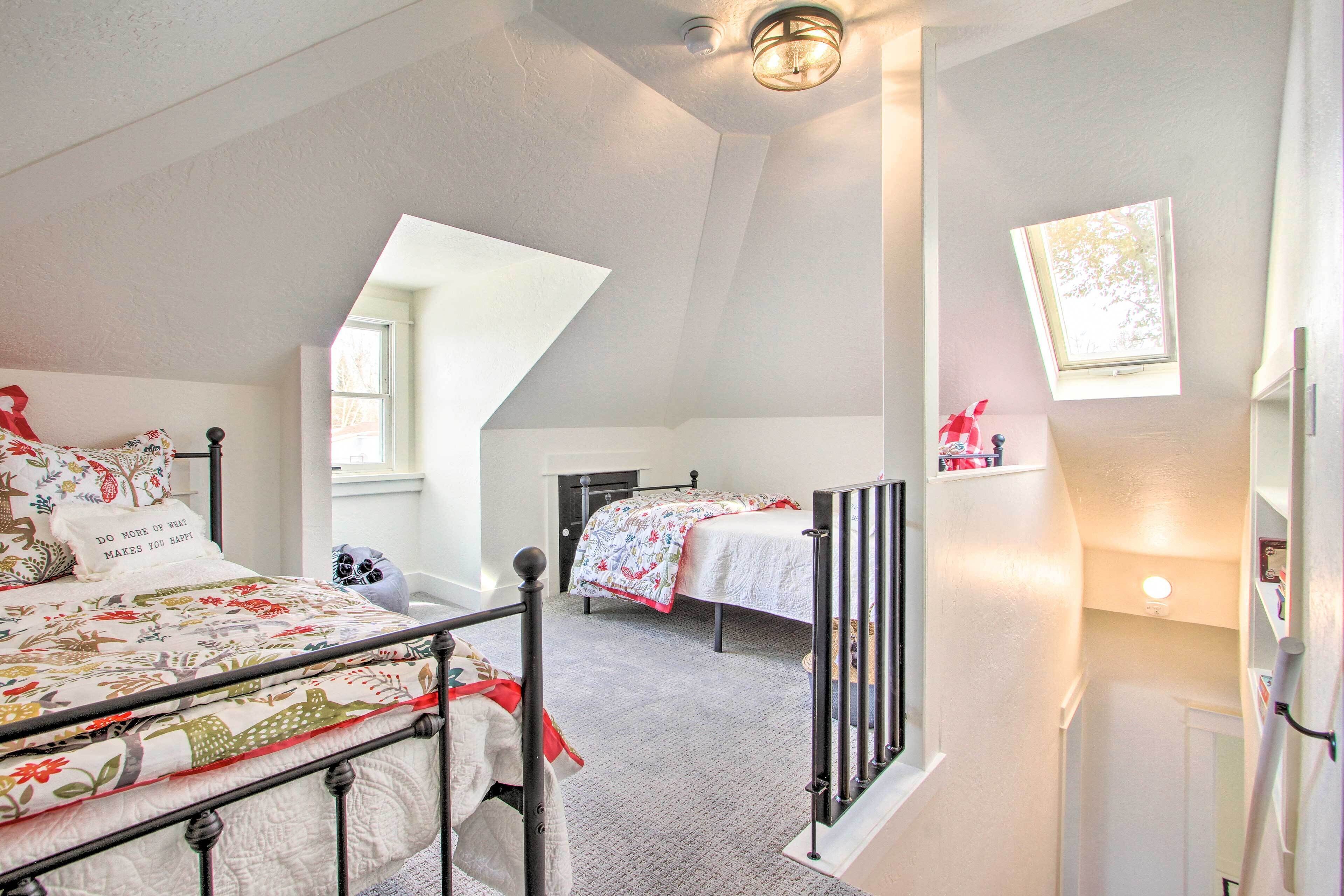 Un dormitorio con cama, ventana, mesita de noche y cómoda.