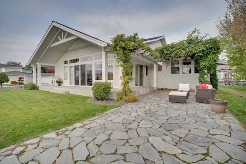 Family Home on Lake Chelan with Mtn + Lake View!
