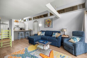 Smart TV, books, stereo - Relax and unwind in this unique waterfront property! (Crystal River)