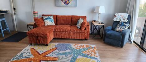 Smart TV, libros y estéreo