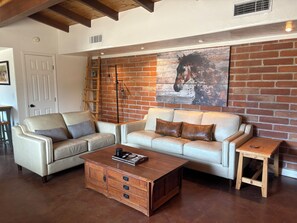 Smart TV, fireplace, DVD player, books - Quiet 3 acre Ranch Home with incredible mountain views!! (Tucson)
