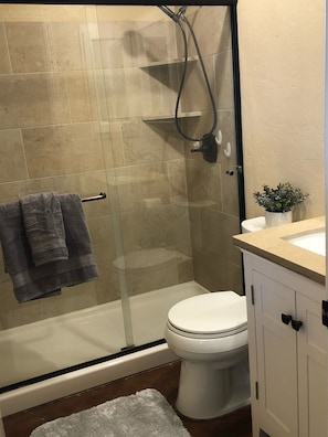 Douche, sèche-cheveux, serviettes fournies, savon