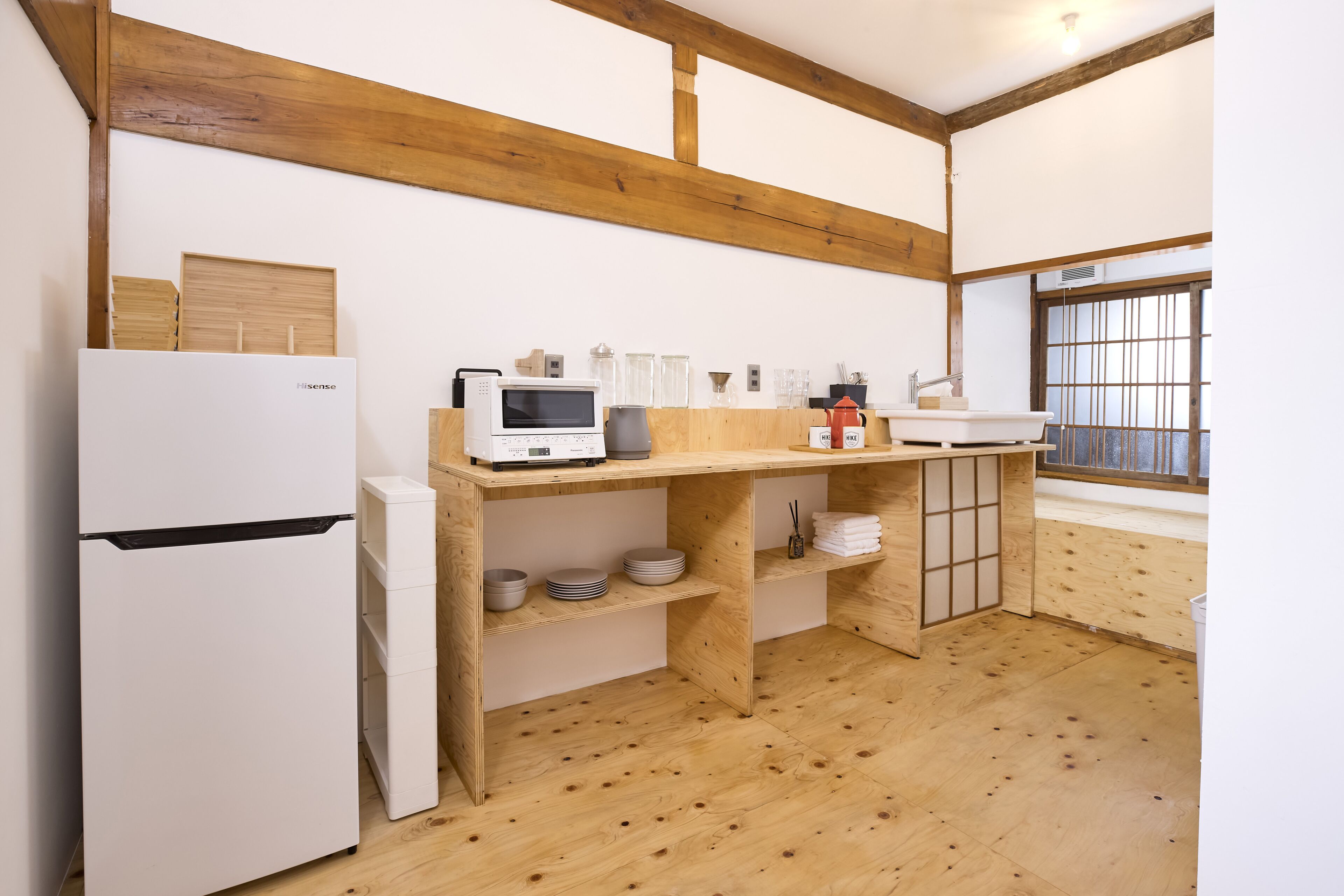 Kühlschrank, Mikrowelle, Wasserkocher mit Kaffee-/Teezubehör