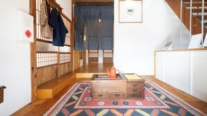 Et traditionelt japansk rum med tatami-gulv, en træskrin og en skydedør.