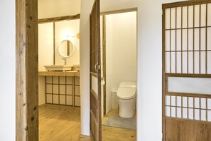 Douche, sèche-cheveux, chaussons, serviettes fournies