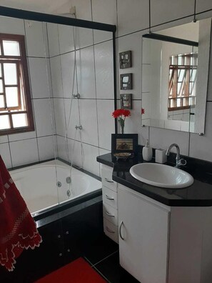 Combined shower/tub, jetted tub, hair dryer, towels