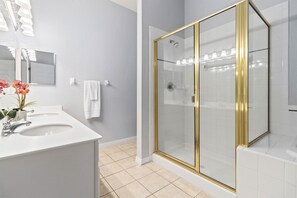 Dusche, Haartrockner, Handtücher