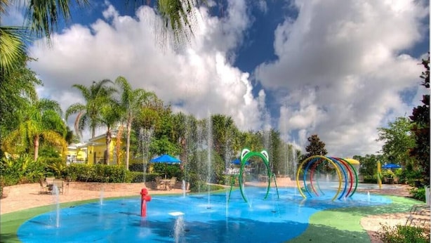 Ein Wasserpark mit Pool, Wasserspielen und bunten Spielgeräten.