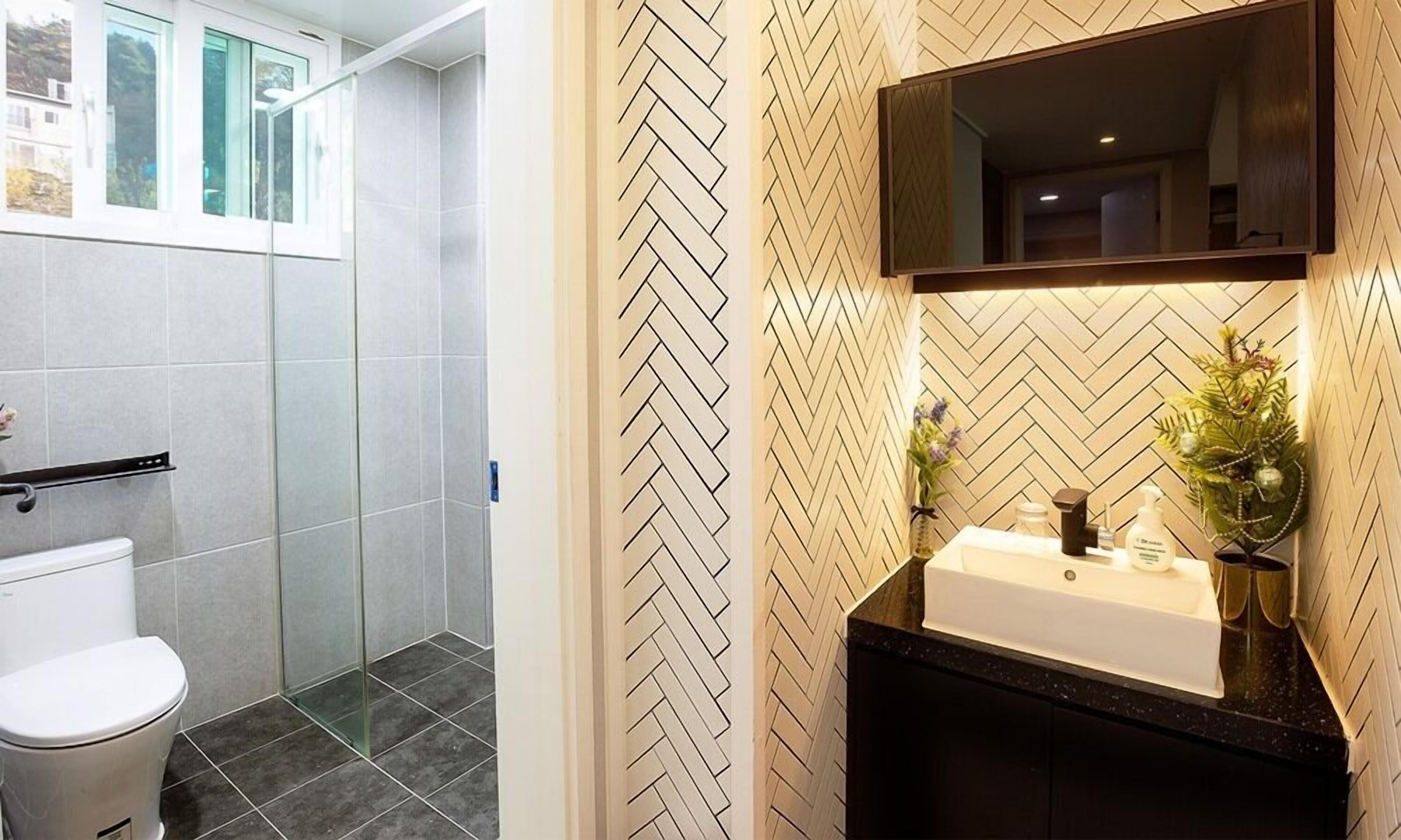 Deluxe Room, Annex Building | Bathroom | Hair dryer, slippers, towels, soap