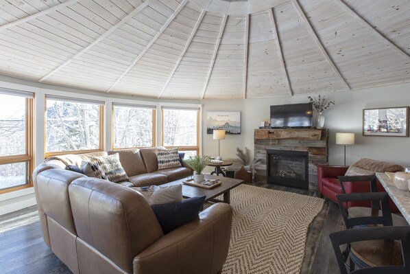 Smart TV, fireplace, Netflix, streaming services