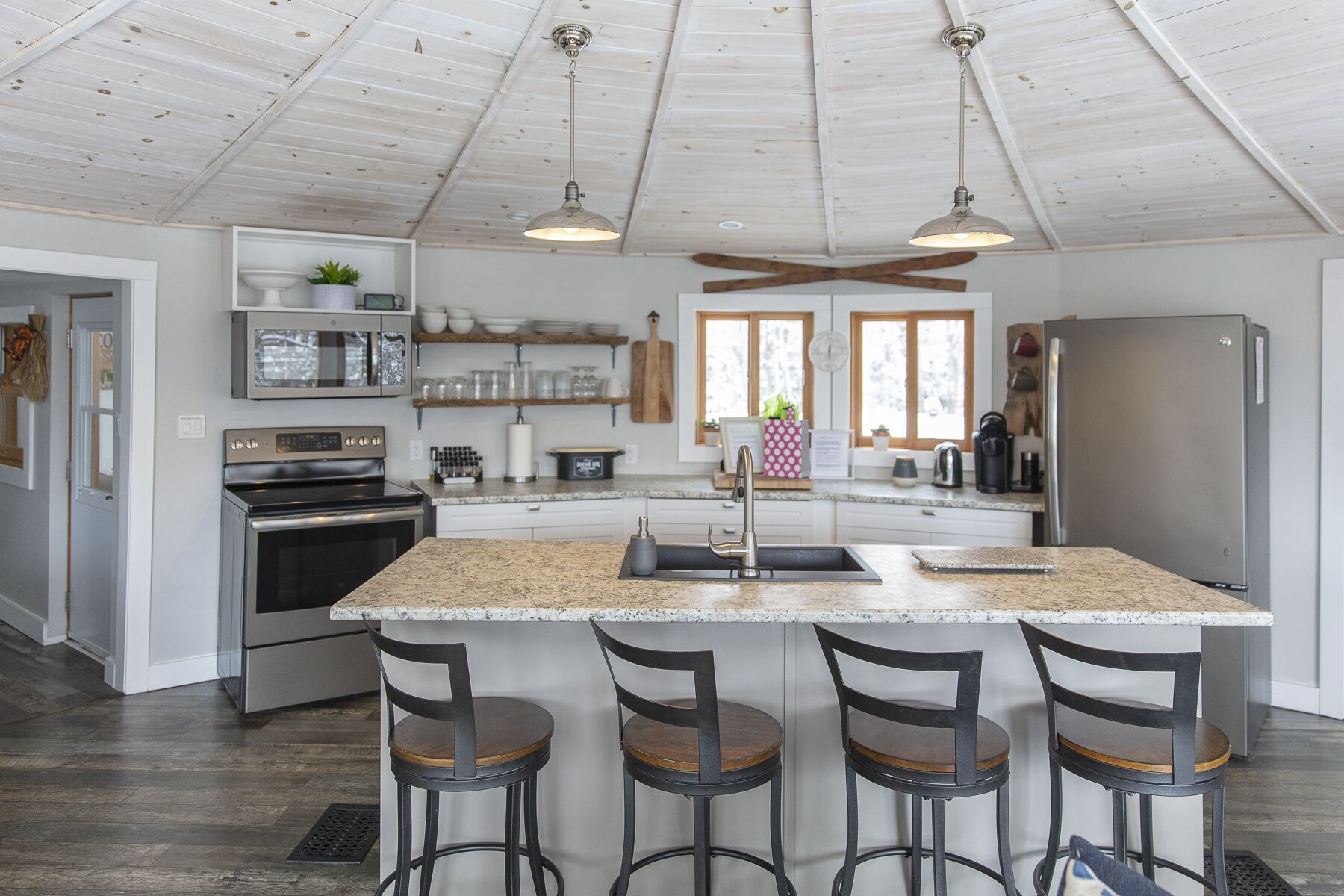 Kjøleskap, mikrobølgeovn, ovn og kokeplater