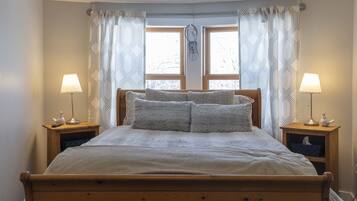 3 bedrooms, desk, iron/ironing board, travel cot