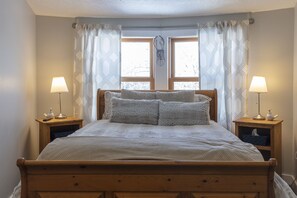 3 bedrooms, desk, iron/ironing board, travel cot