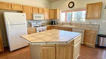 Een koelkast, een magnetron, een oven, een kookplaat