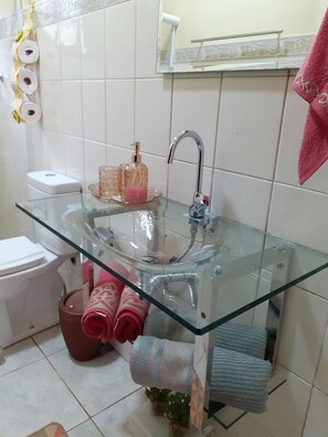 Dusche, Handtücher, Toilettenpapier