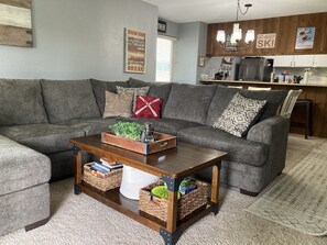 Smart TV, fireplace, ping pong, music library