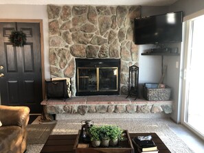 Smart TV, chimenea, reproductor de DVD y tenis de mesa