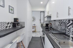 Frigorifero, microonde, forno, piano cottura