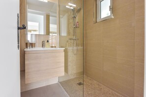 Douche, sèche-cheveux, serviettes fournies, savon