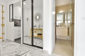 Douche, sèche-cheveux, serviettes fournies, savon