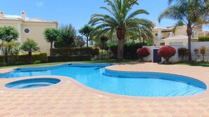 Outdoor pool, pool loungers - 8 min walk to beach !! 2BR/2BA Apartment, pool, aircon, wifi, secure parking. (LAGOS)