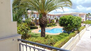 Piscina all'aperto, lettini