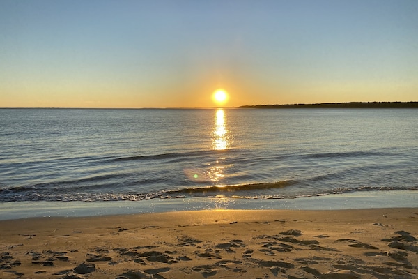 Vlak bij het strand, ligstoelen