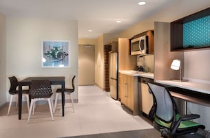 Caja de seguridad en la habitación y escritorio