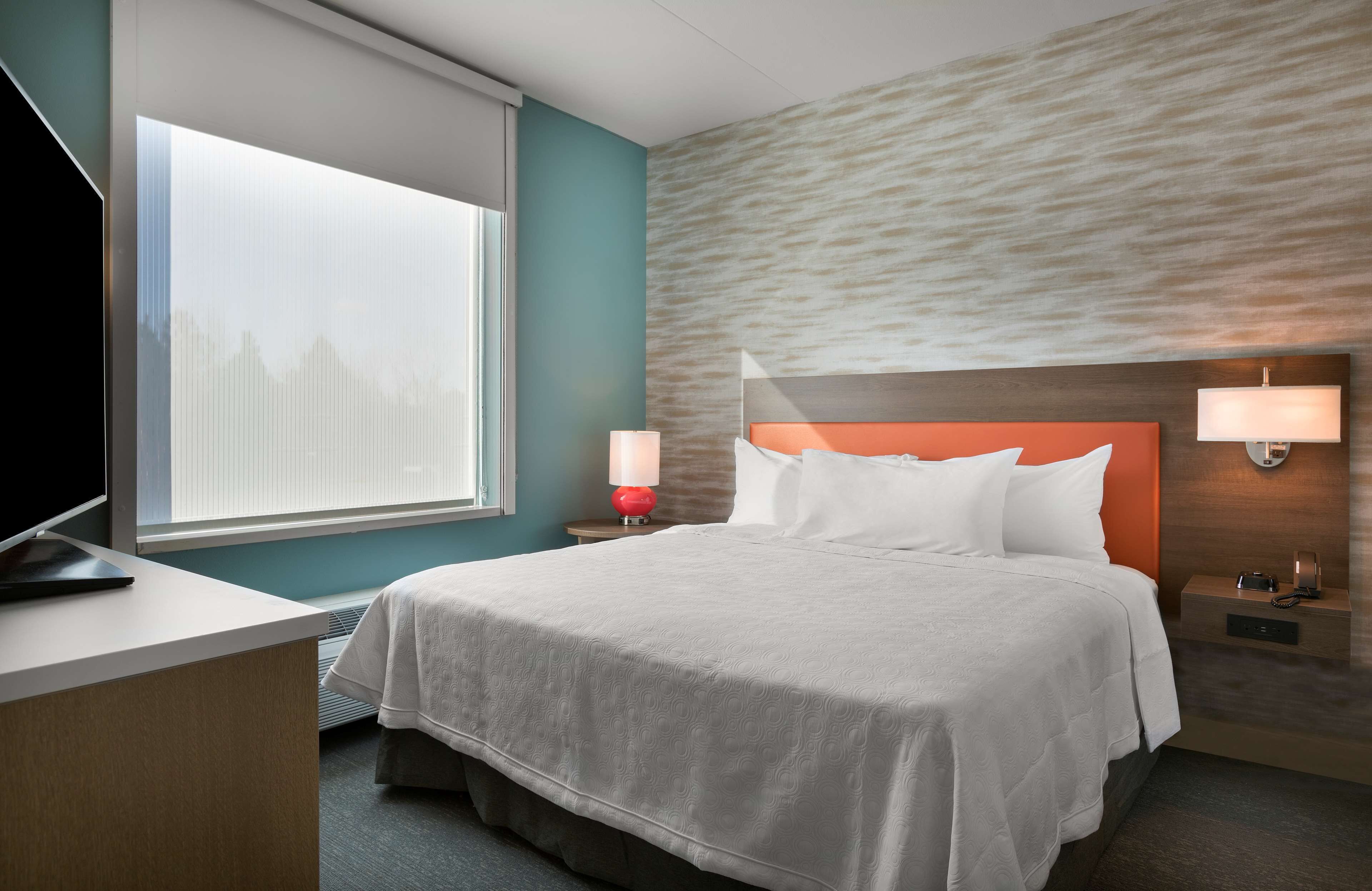 single room, 1 king bed, accessible, non smoking (roll-in shower) | 1 bedroom, in-room safe, desk, laptop workspace