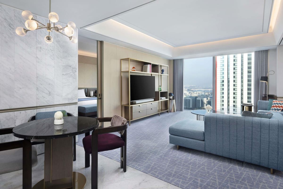 SIGNATURE 1 BEDROOM SUITE Panorama View King - 82sm | Down duvets, minibar, in-room safe, desk