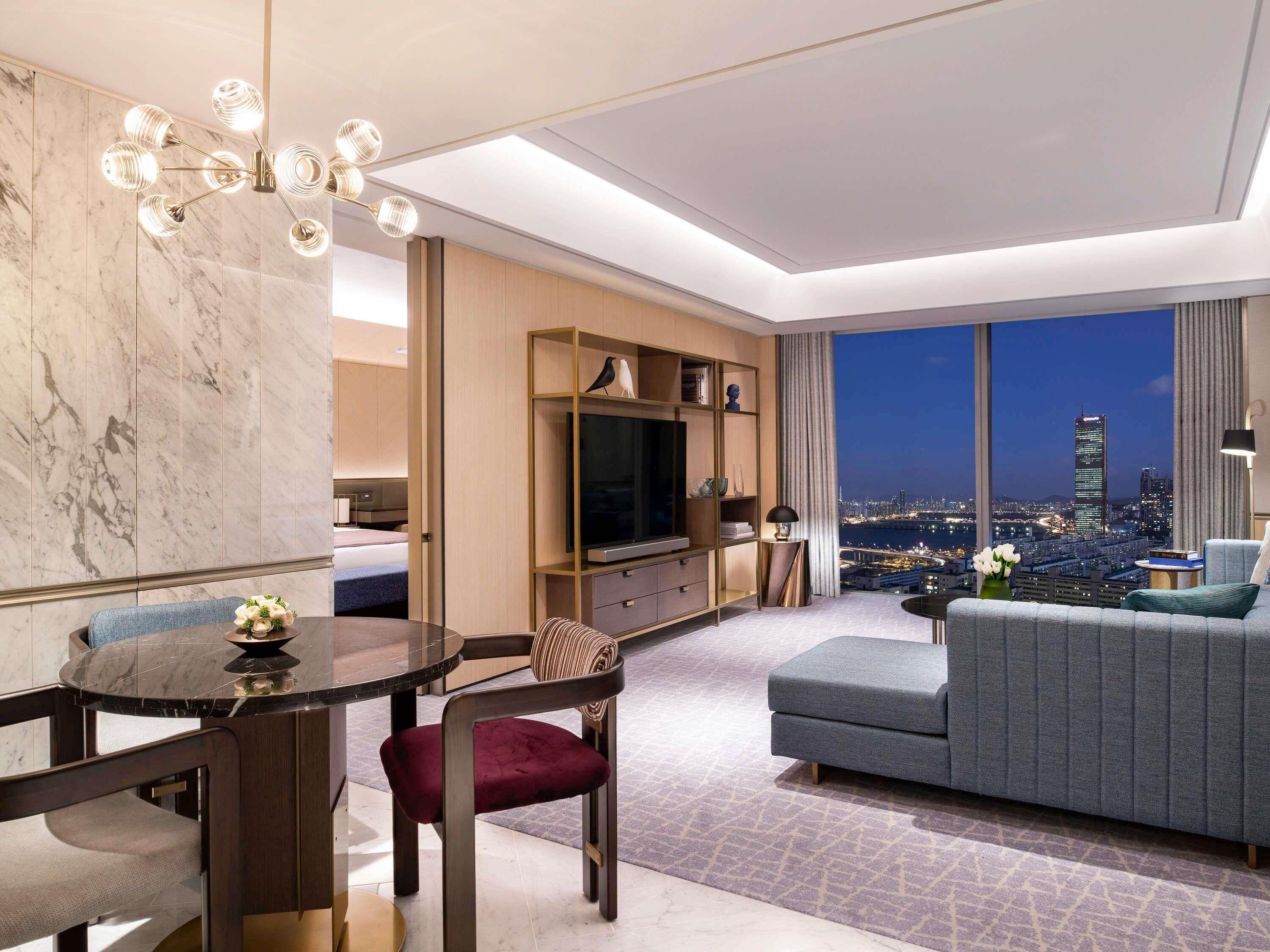 SIGNATURE 1 BEDROOM SUITE King - 82sm | Edredones de plumas, minibar, caja fuerte y escritorio