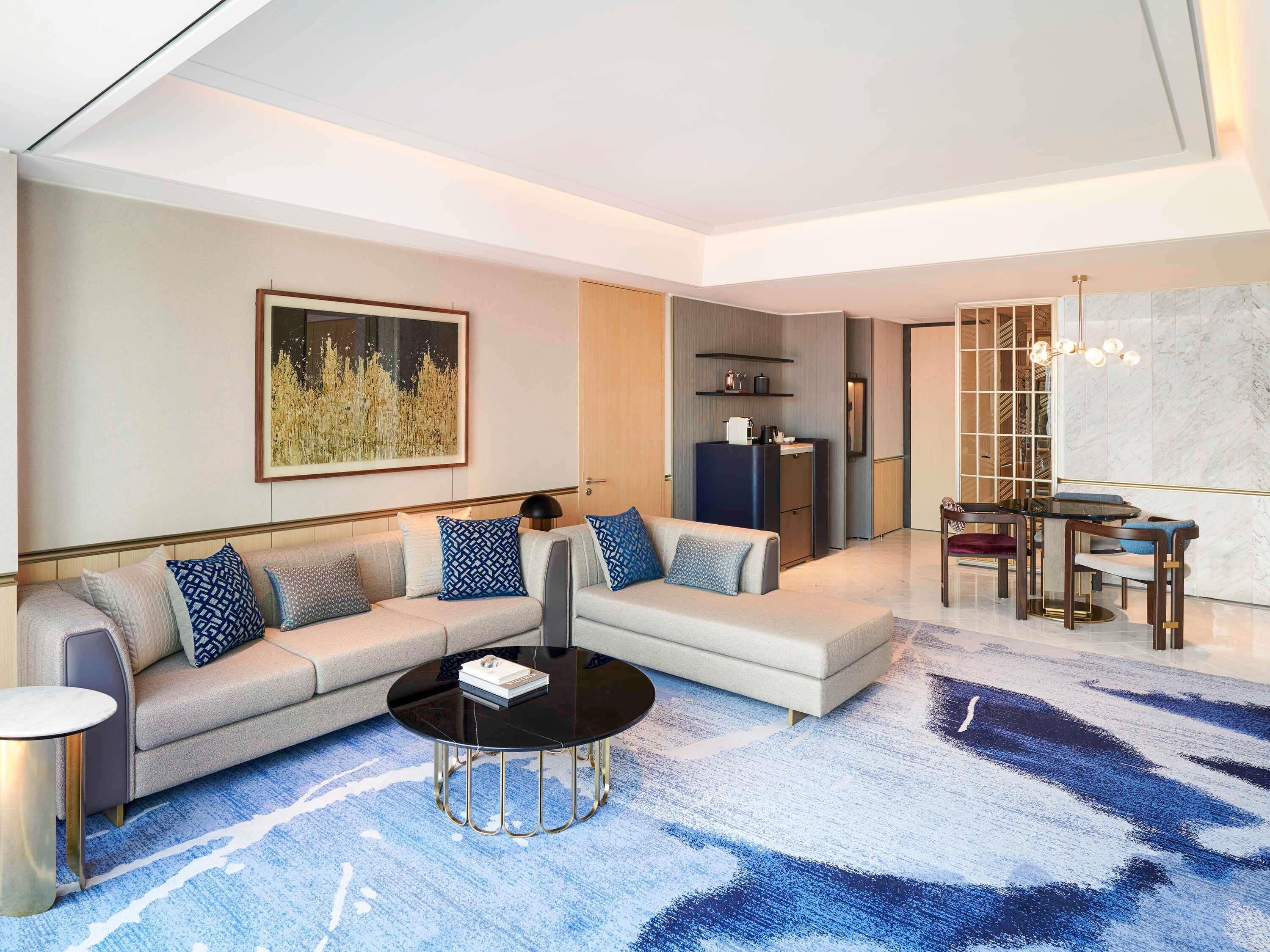 羽绒被、迷你吧、客房内保险箱、办公桌