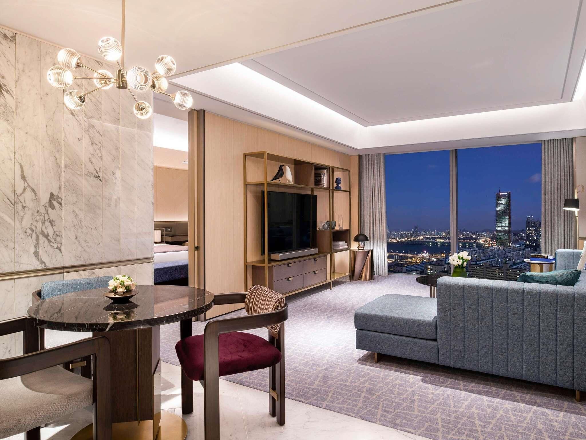 SIGNATURE 1 BEDROOM SUITE King - 82sm | Edredón, minibar, caja de seguridad en la habitación y escritorio 