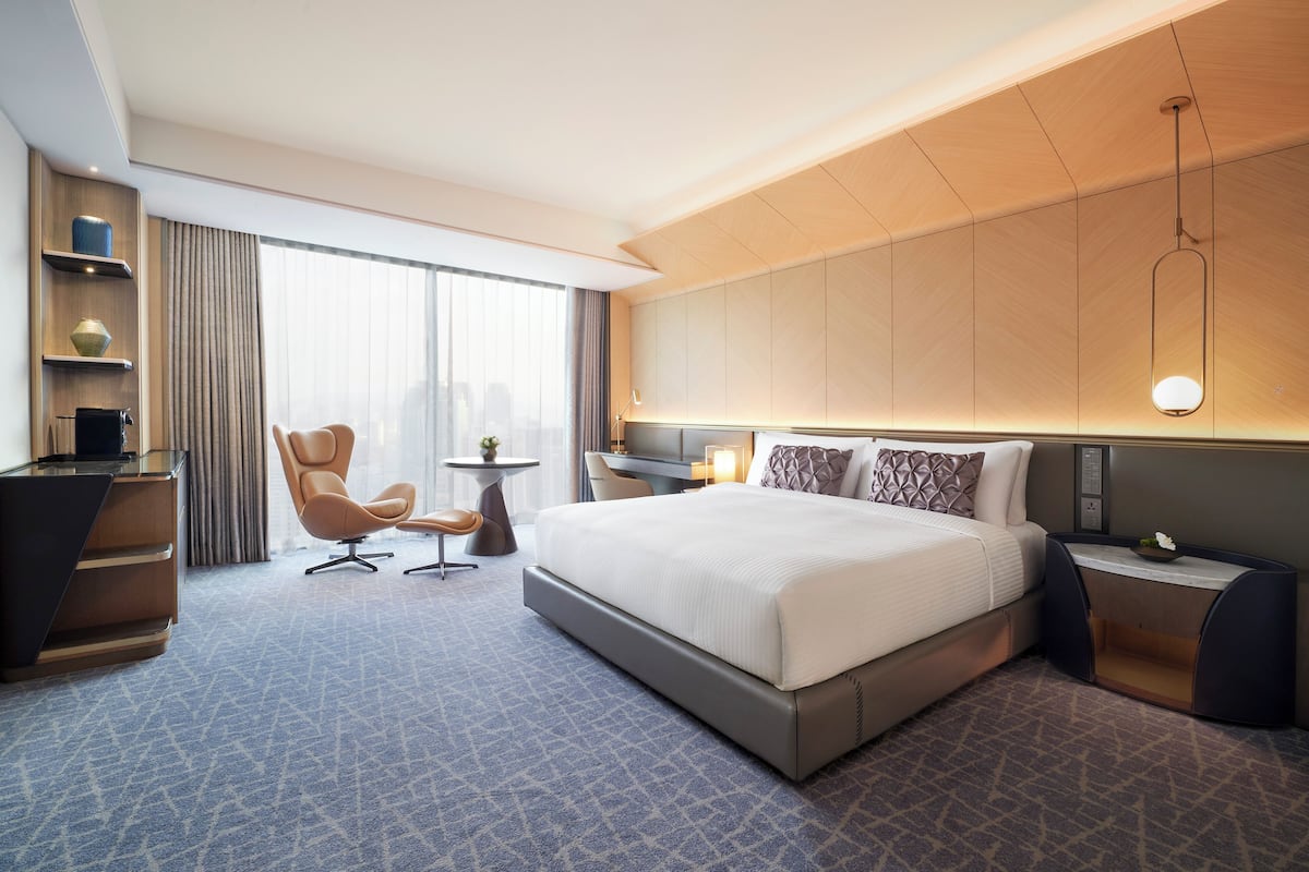 Donzen dekbedden, een minibar, een kluis op de kamer, een bureau