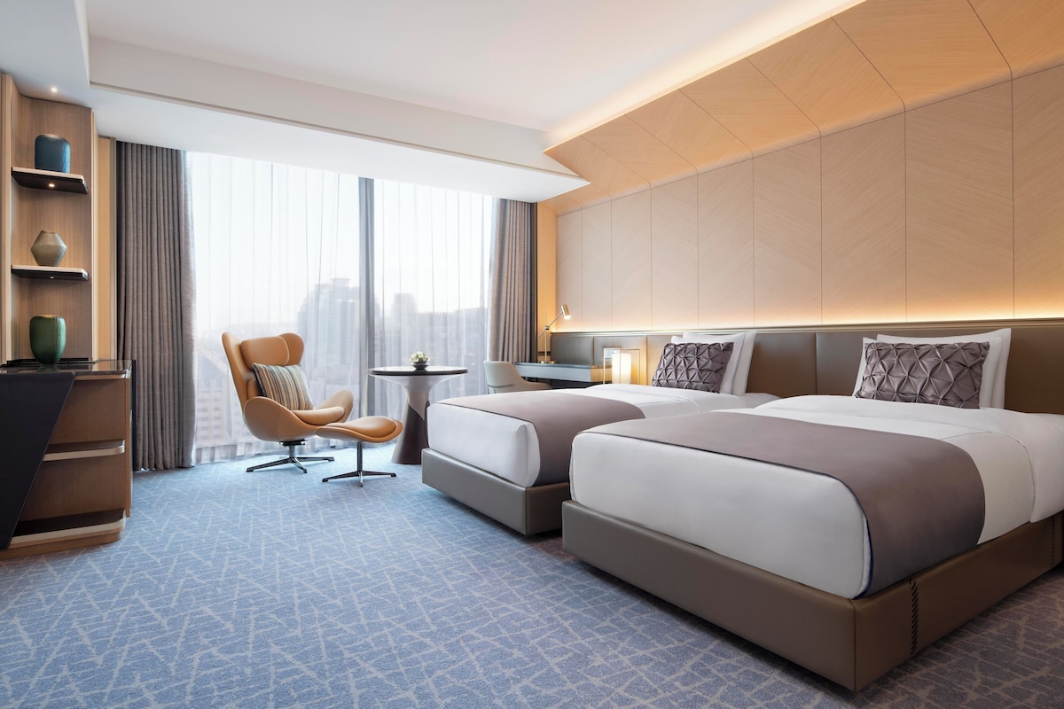 FAIRMONT GOLD 2 Single - 41sm | Edredón, minibar, caja de seguridad en la habitación y escritorio