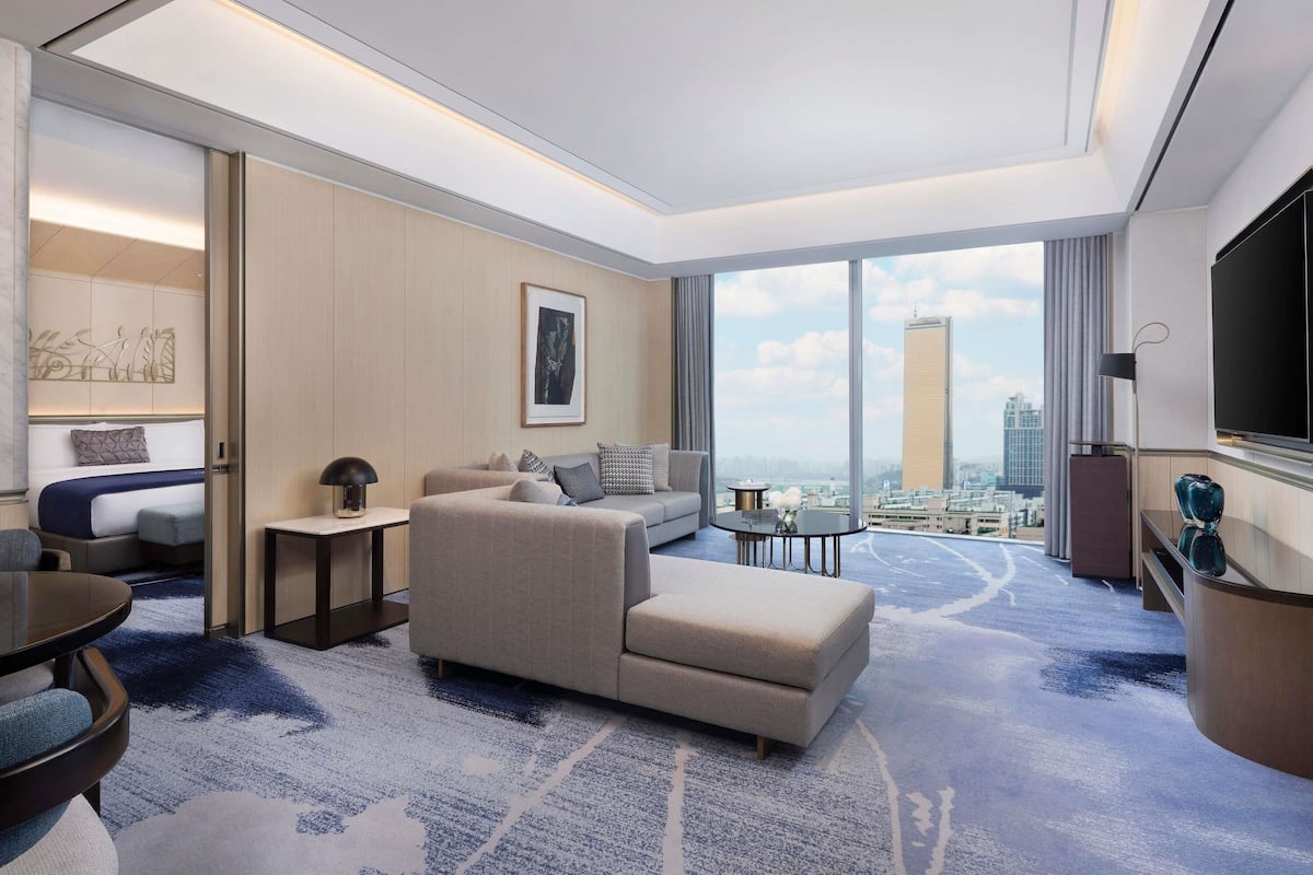 PREMIER 2 BEDROOM SUITE King and 2 Single - 124sm | Couette en duvet, minibar, coffre-fort, bureau