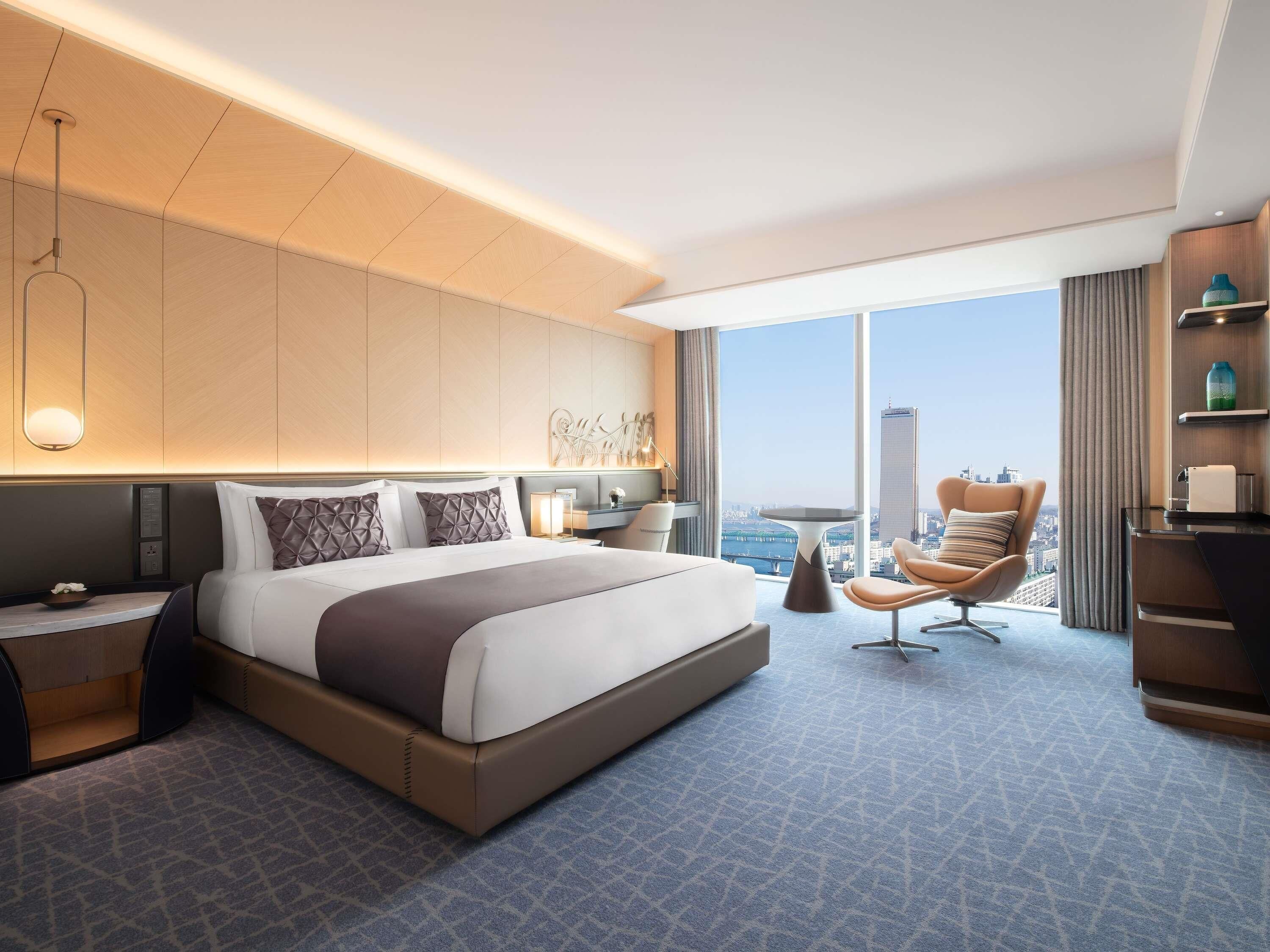 Edredón, minibar, caja de seguridad en la habitación y escritorio 