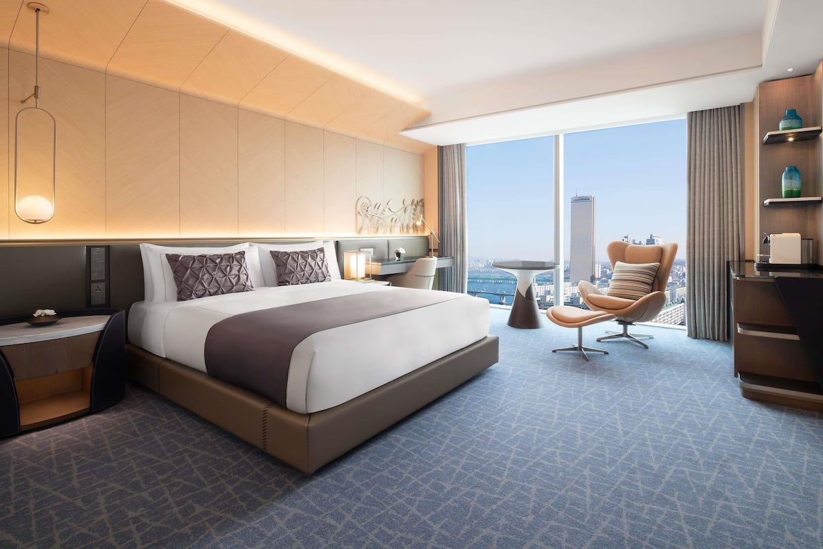 Down comforters, minibar, in-room safe, desk