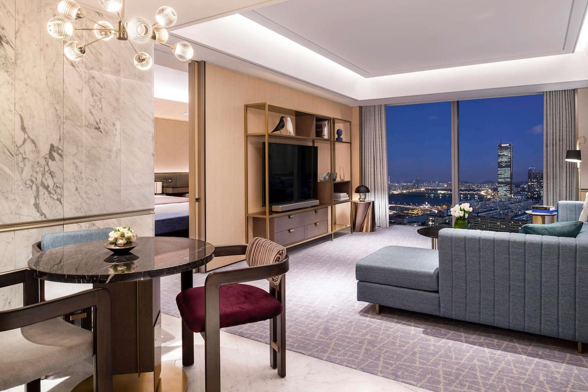 Donzen dekbedden, een minibar, een kluis op de kamer, een bureau