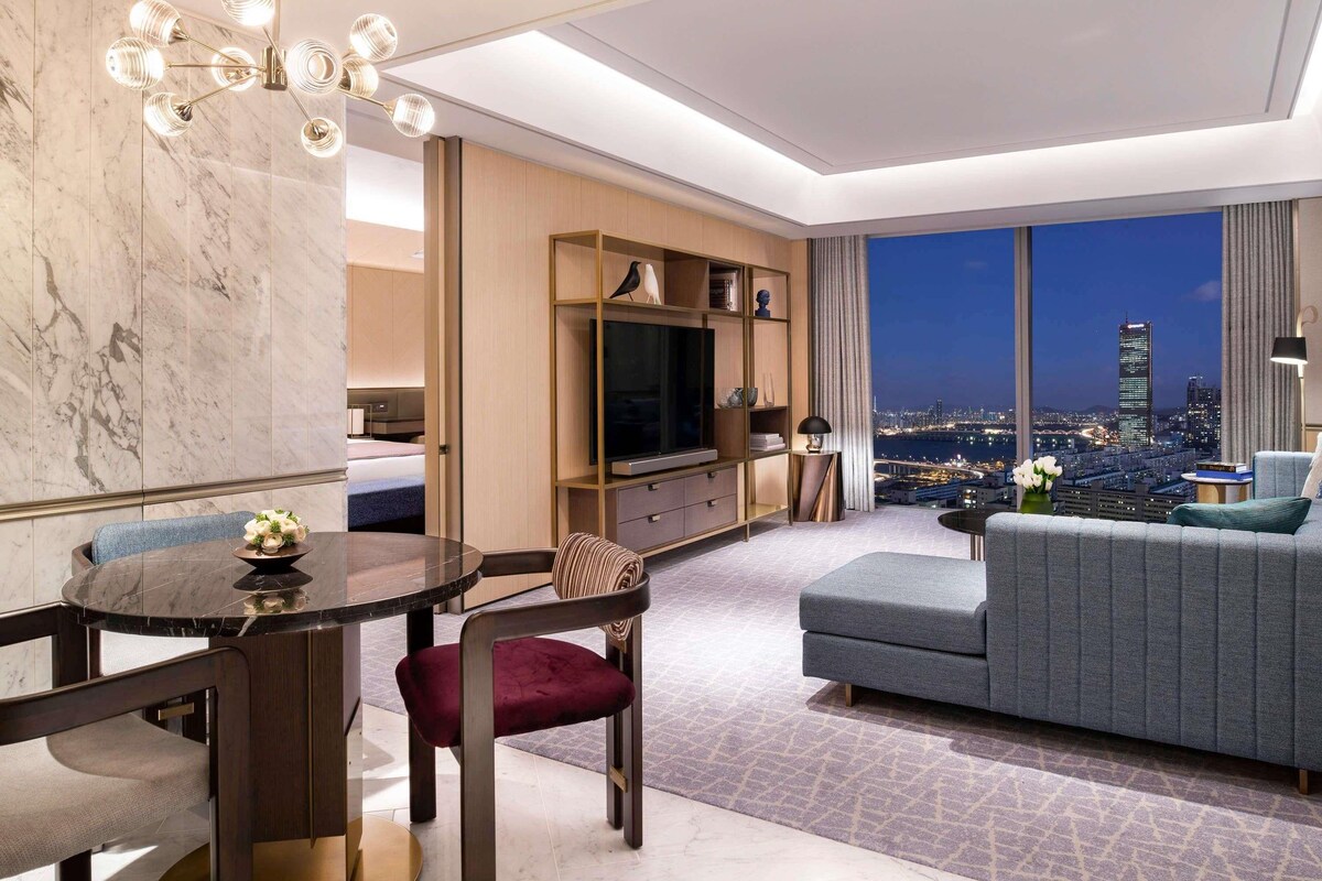 SIGNATURE 1 BEDROOM SUITE King - 82sm | Edredons de pluma, frigobar, cofres nos quartos, escrivaninha