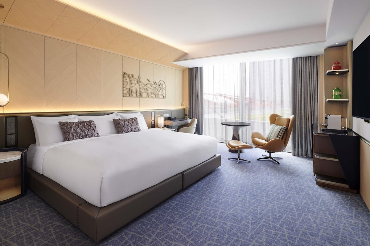 Room, 1 King Bed (Fairmont Hollywood) | Down duvets, minibar, in-room safe, desk
