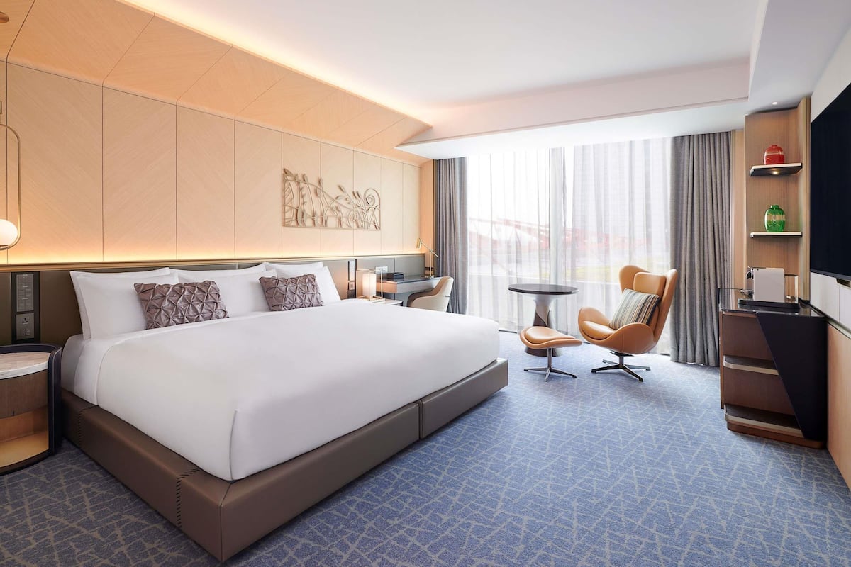 Room, 1 King Bed (Fairmont Hollywood) | Down comforters, minibar, in-room safe, desk