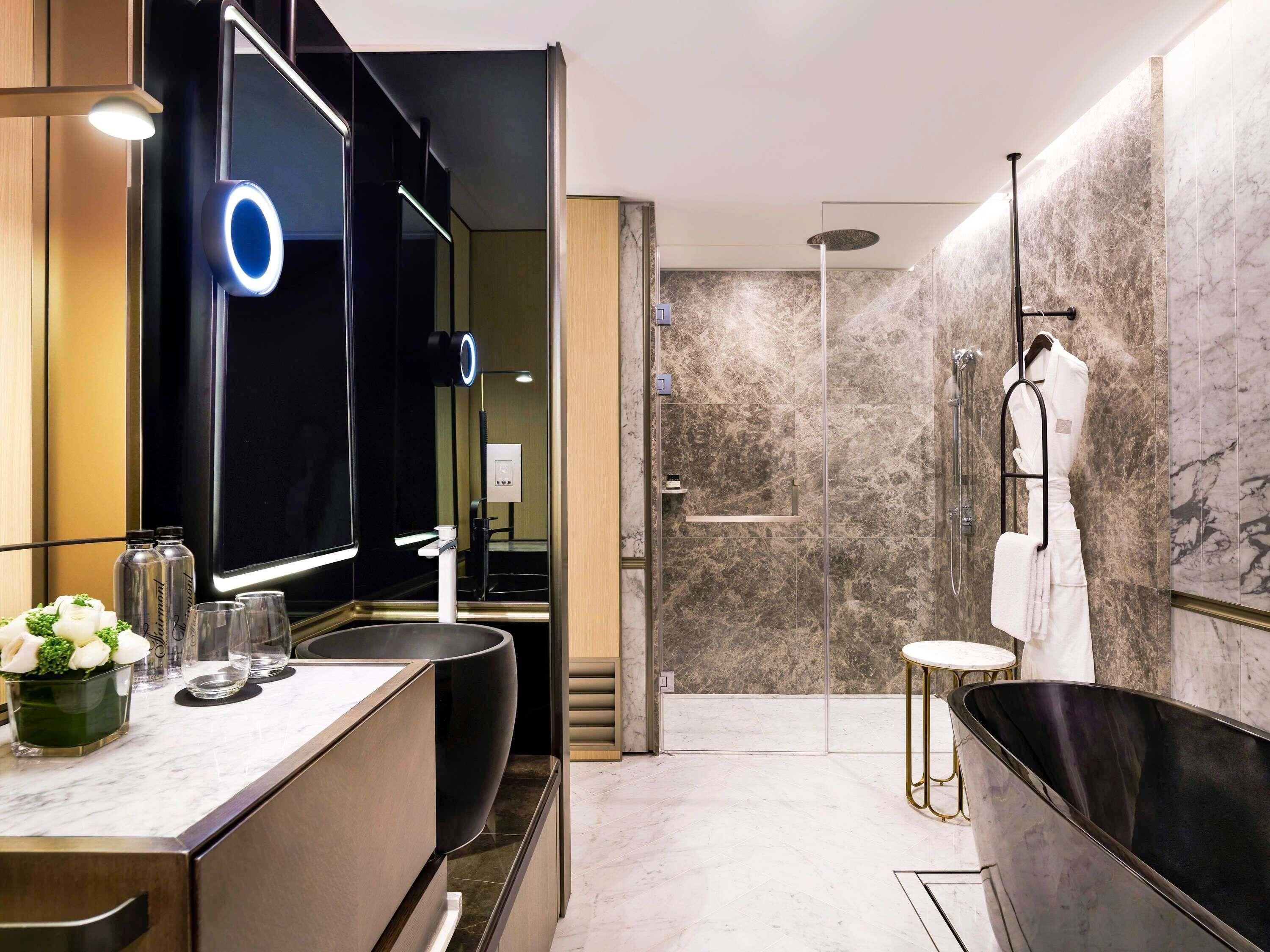 Separat badekar og dusj, regndusjhode og toalettartikler (inkludert)